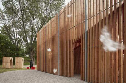 Installation OFF FENCE at the Biennale Architettura 2021 | SKULL studio + MOLO architekti