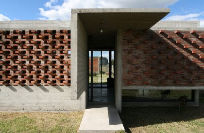Suburban House | Besonias Almeida arquitectos
